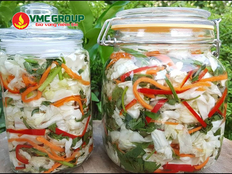 Acid ethanoic được dùng nhiều trong sản xuất dưa chua