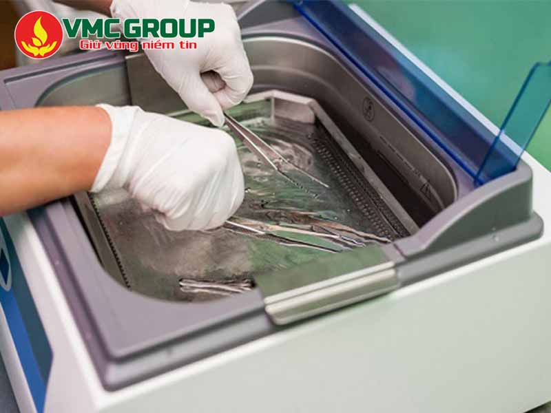 Glutaraldehyde được dùng để khử trùng dụng cụ y tế